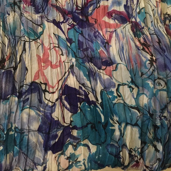 Light weight gorgeous scarf - Picture 3 of 3