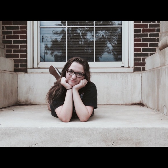 Meet your Posher, Elivia - Picture 2 of 4