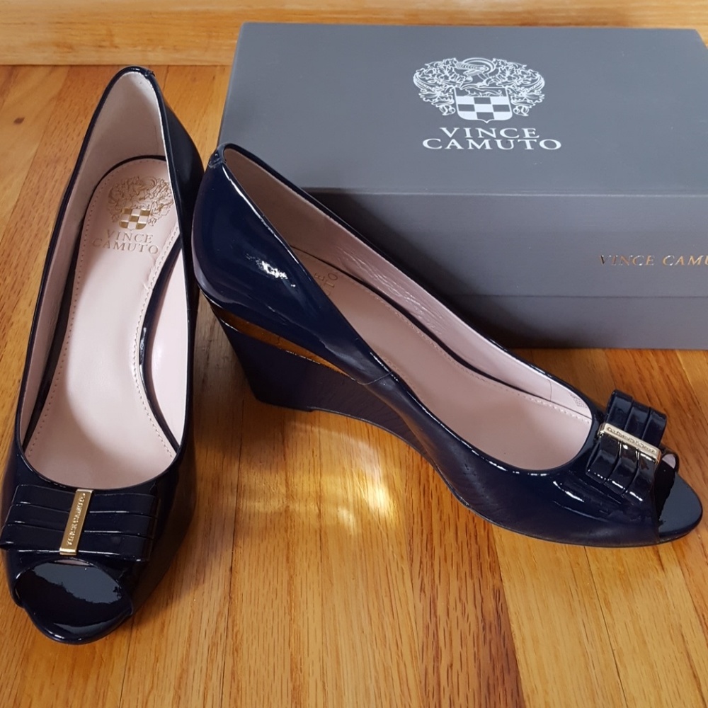 NWT Vince Camuto navy wedge pumps