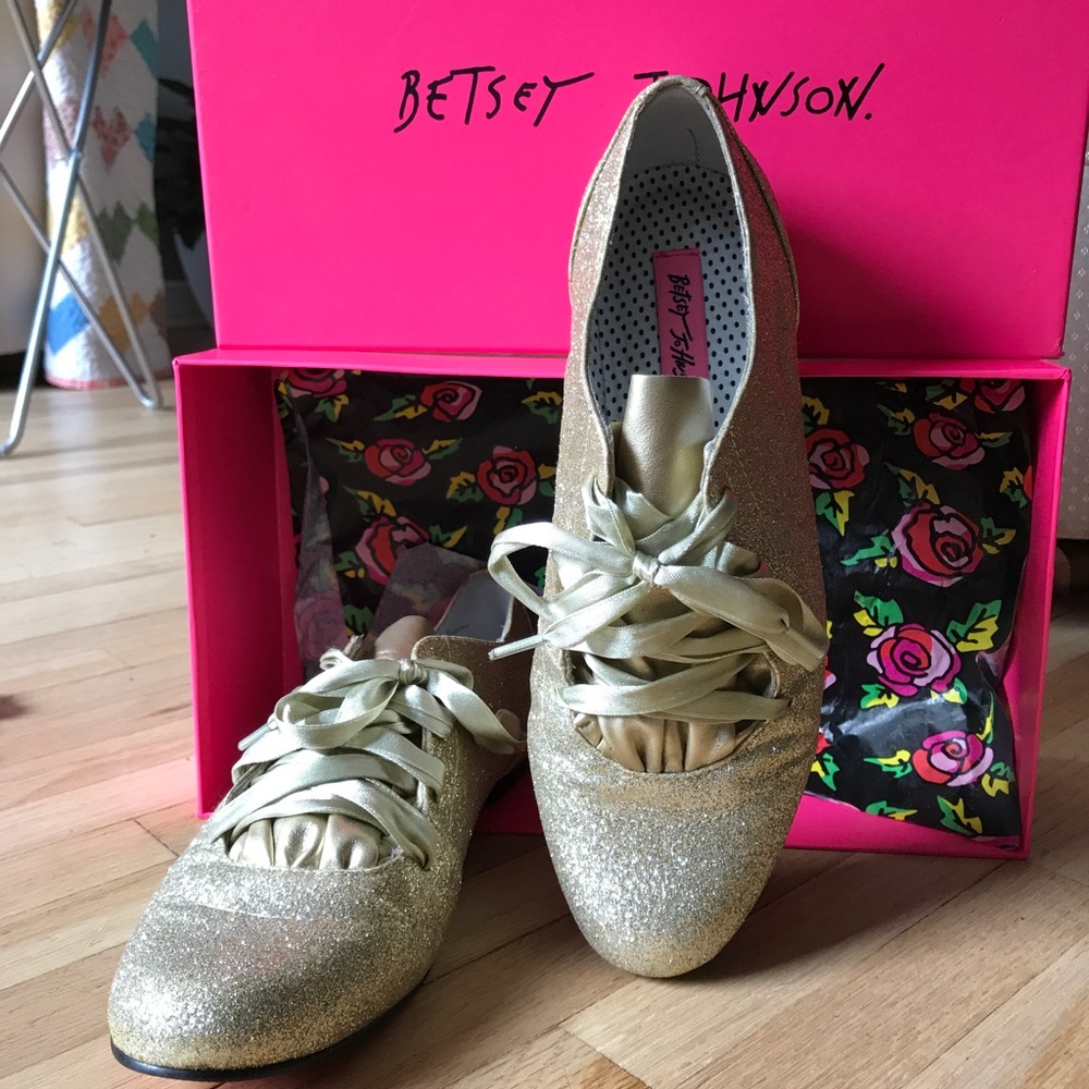 Beautiful gold sparkle flats!