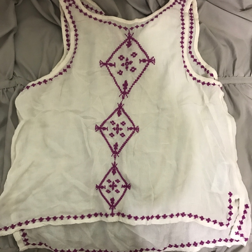 Adorable White Sleeveless Top w/ Purple Stitching