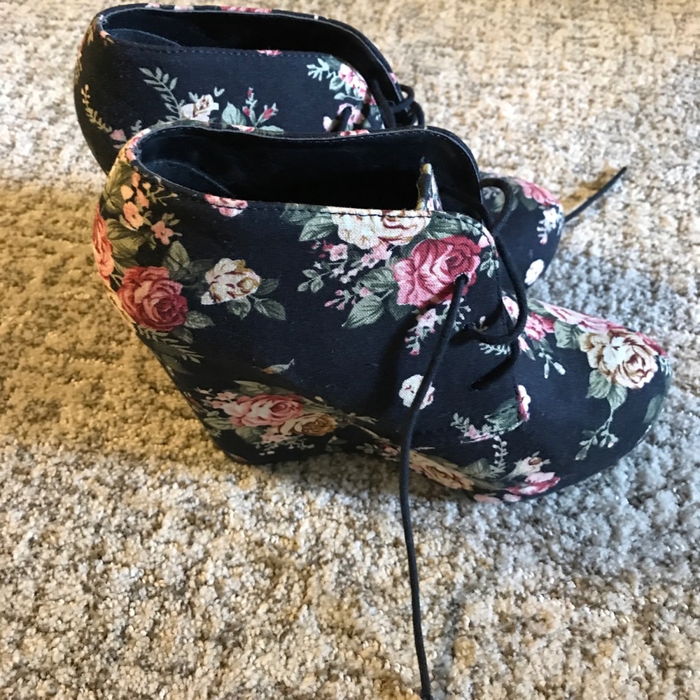 Black floral heels