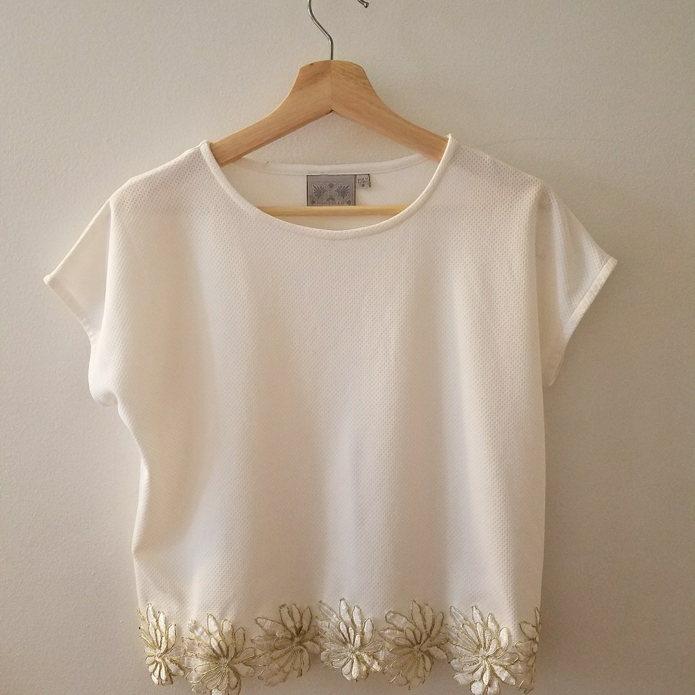 EUC white top w delicate floral detail