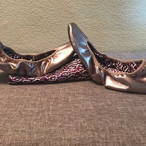 Metallic fold up flats