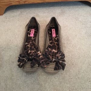 Crocheted cheetah print Betsey Johnson bow flats