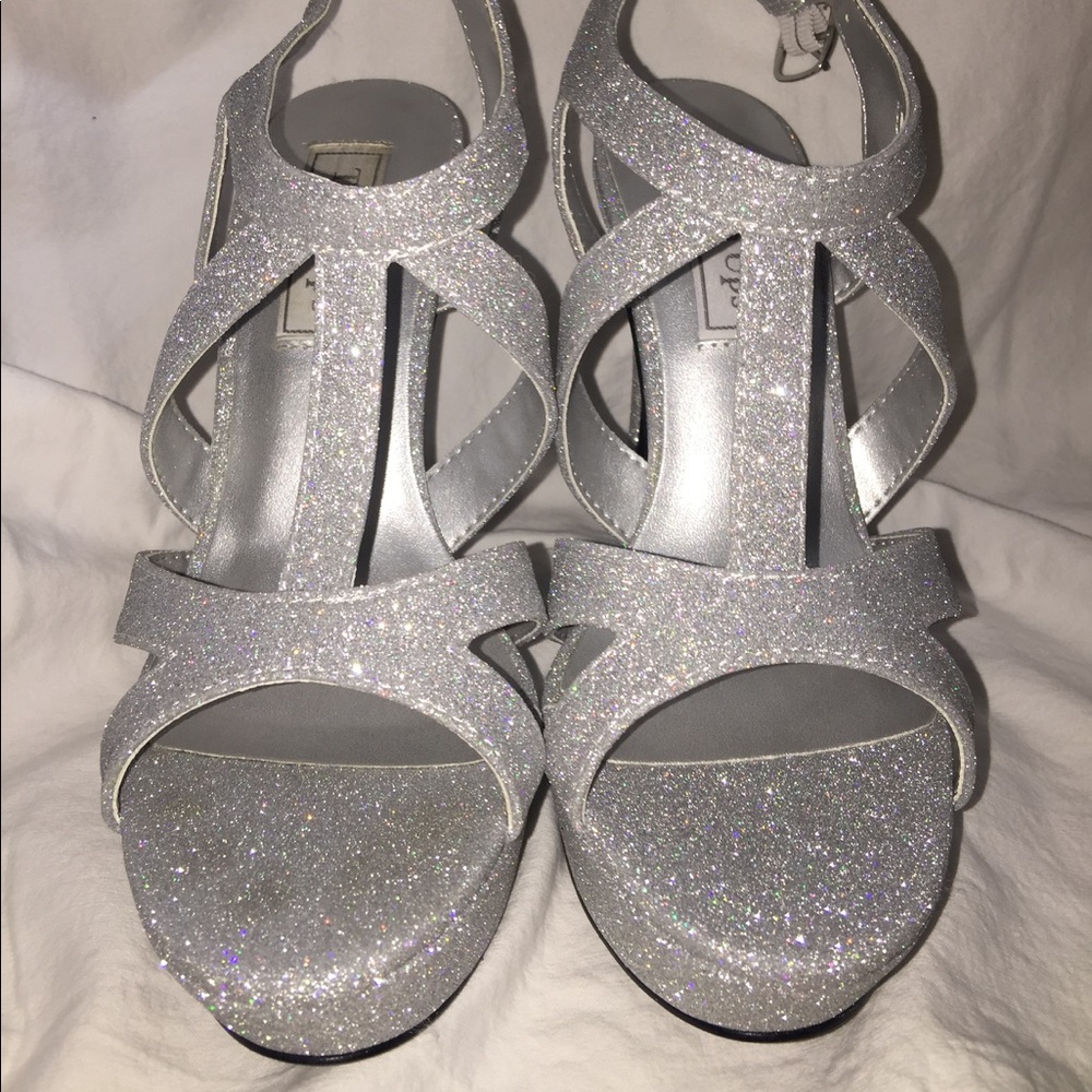 Gorgeous glittery silver heels (size 7)