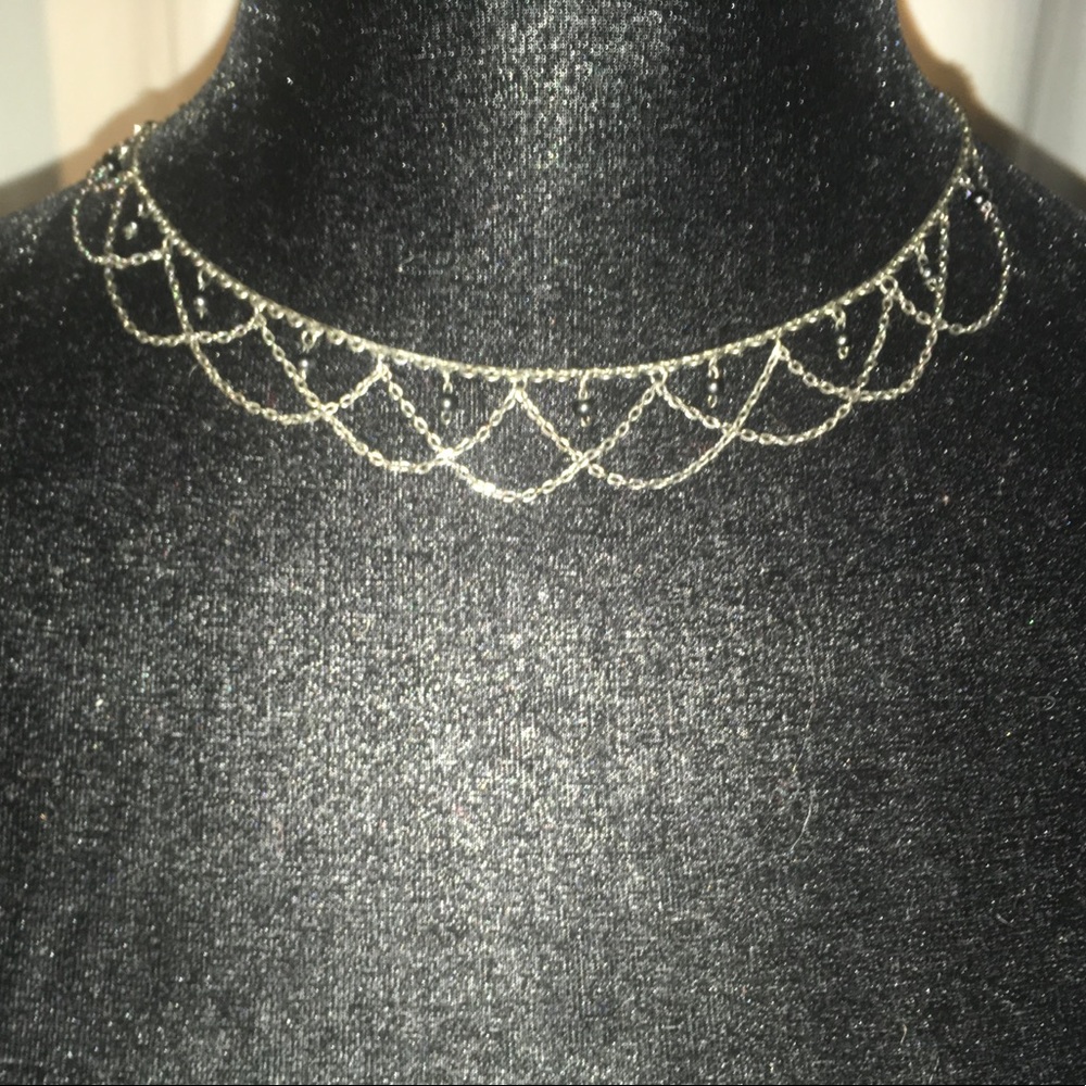 Dainty looped dark necklace