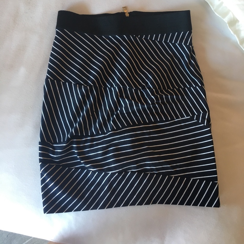 White and navy spandex skirt w/ zipper down back