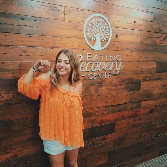 Meet Your Posher, Dena - Picture 3 of 5