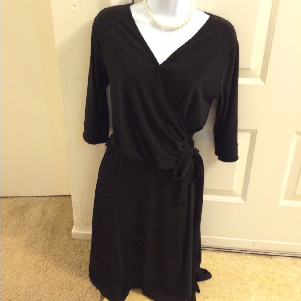 💕2 for $35💕Extremely flattering black wrap dress