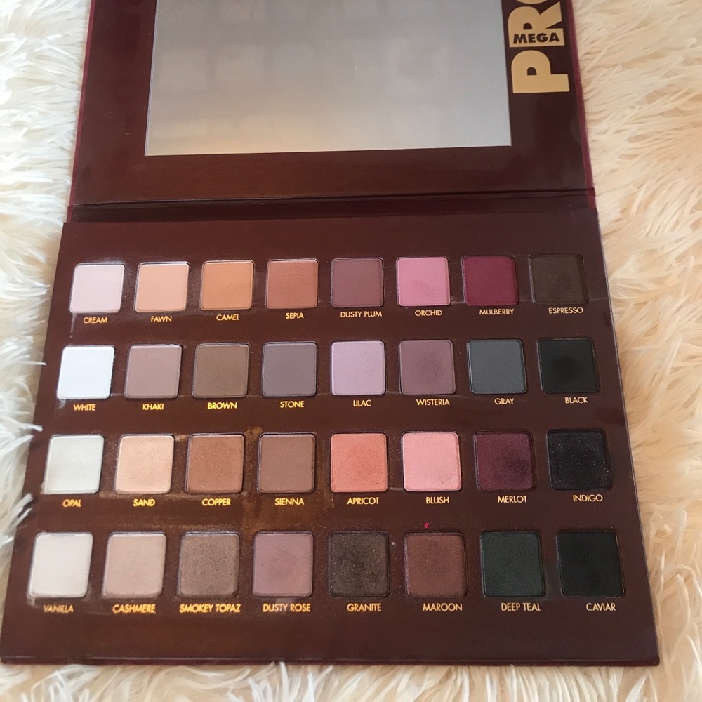Lora Mega Pro eyeshadow palette