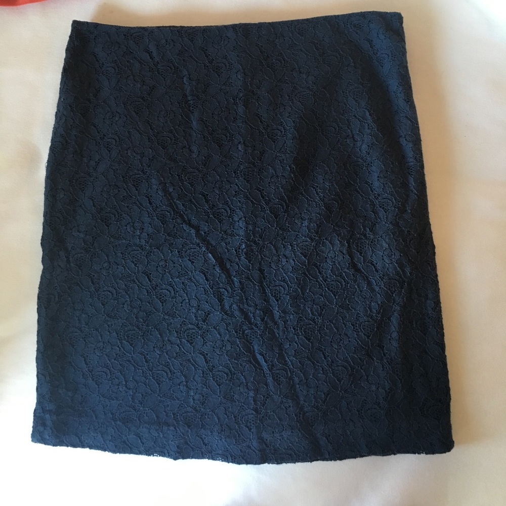 Navy lace skirt with zipper in the back