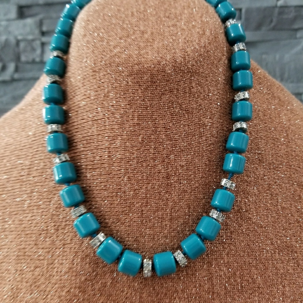 NWT Beautiful dark turquoise/teal necklace