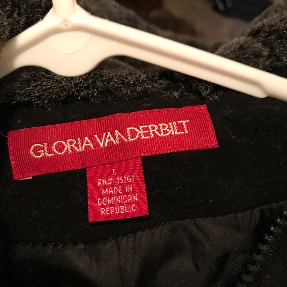 Gloria Vanderbilt 100% wool coat. Size large.