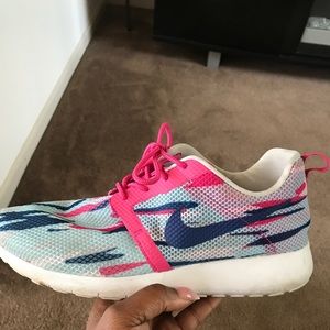 Nike Roshe's size  6.5 in kids can fit 8 women's