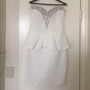 Elegant sweetheart neckline white dress