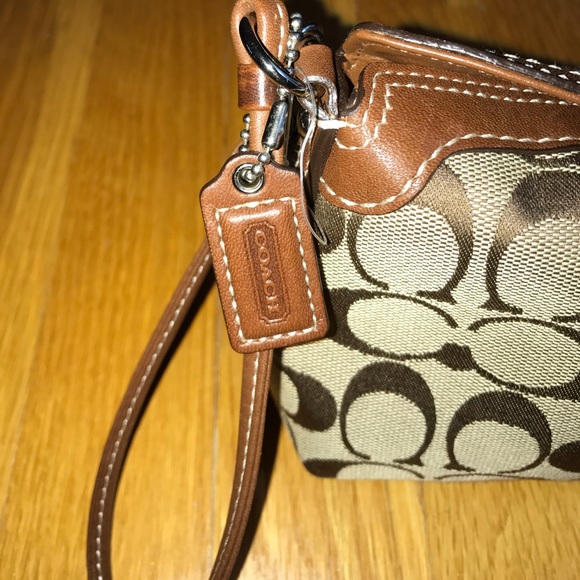 New Coach Signature Wristlet - Picture 3 of 5