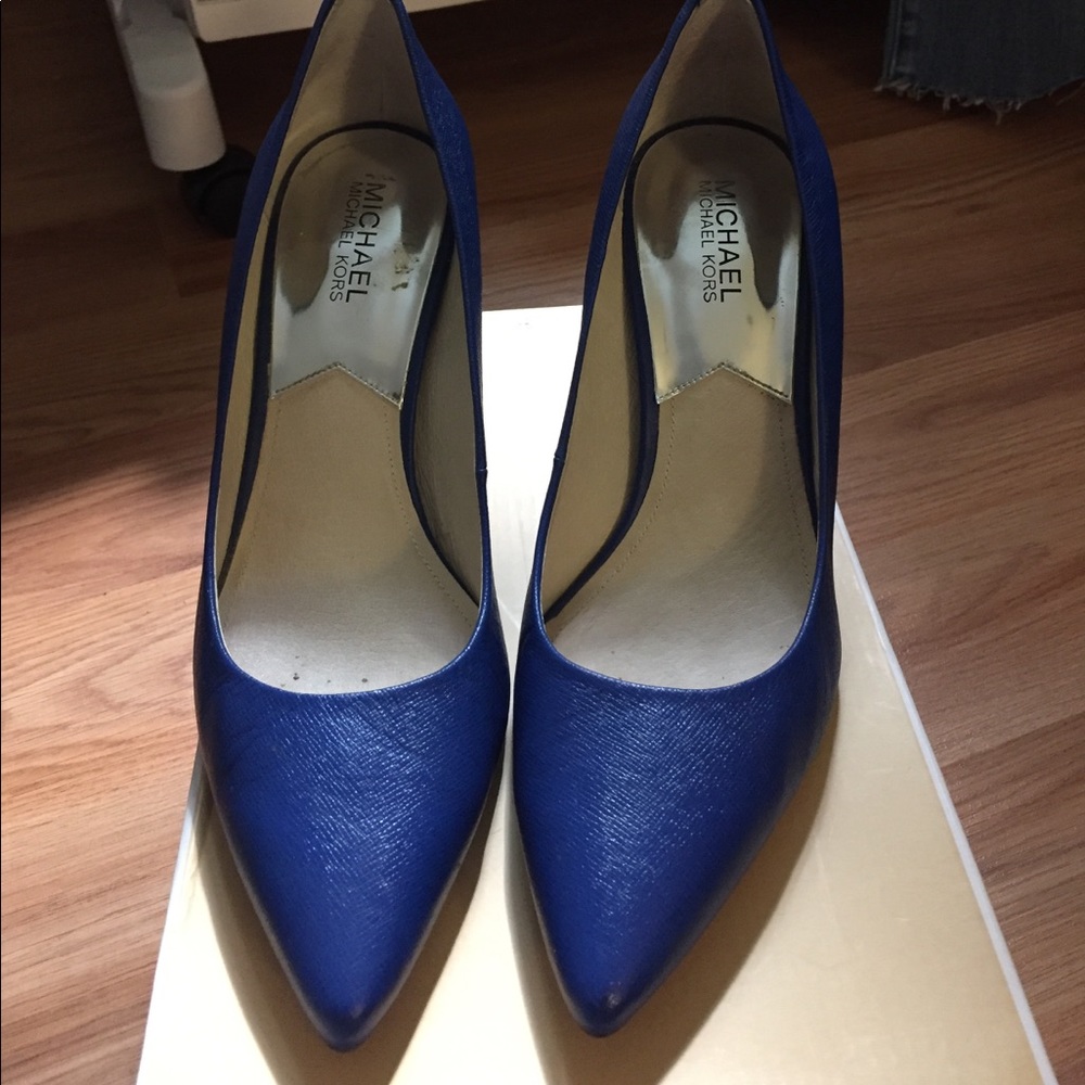 Electric blue MK pumps