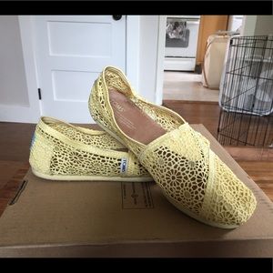 TOMS Yellow Crochet Slip-on flats W8