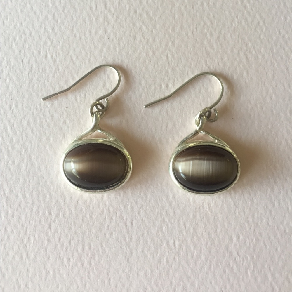 Silver earrings with shiny stone