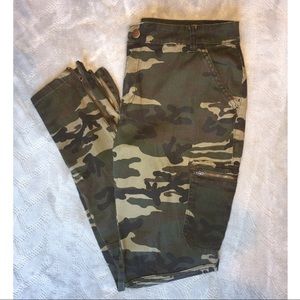 Army Print Skinny Jeans with Zipper on legs
