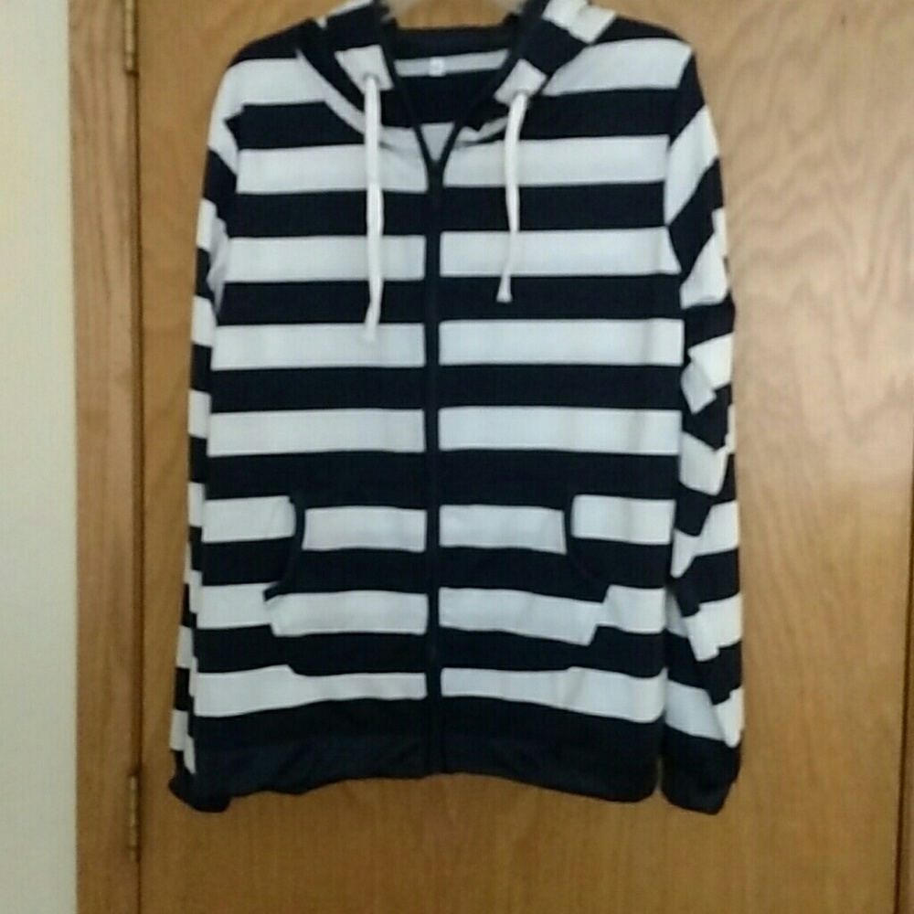 Thin hooded jacket