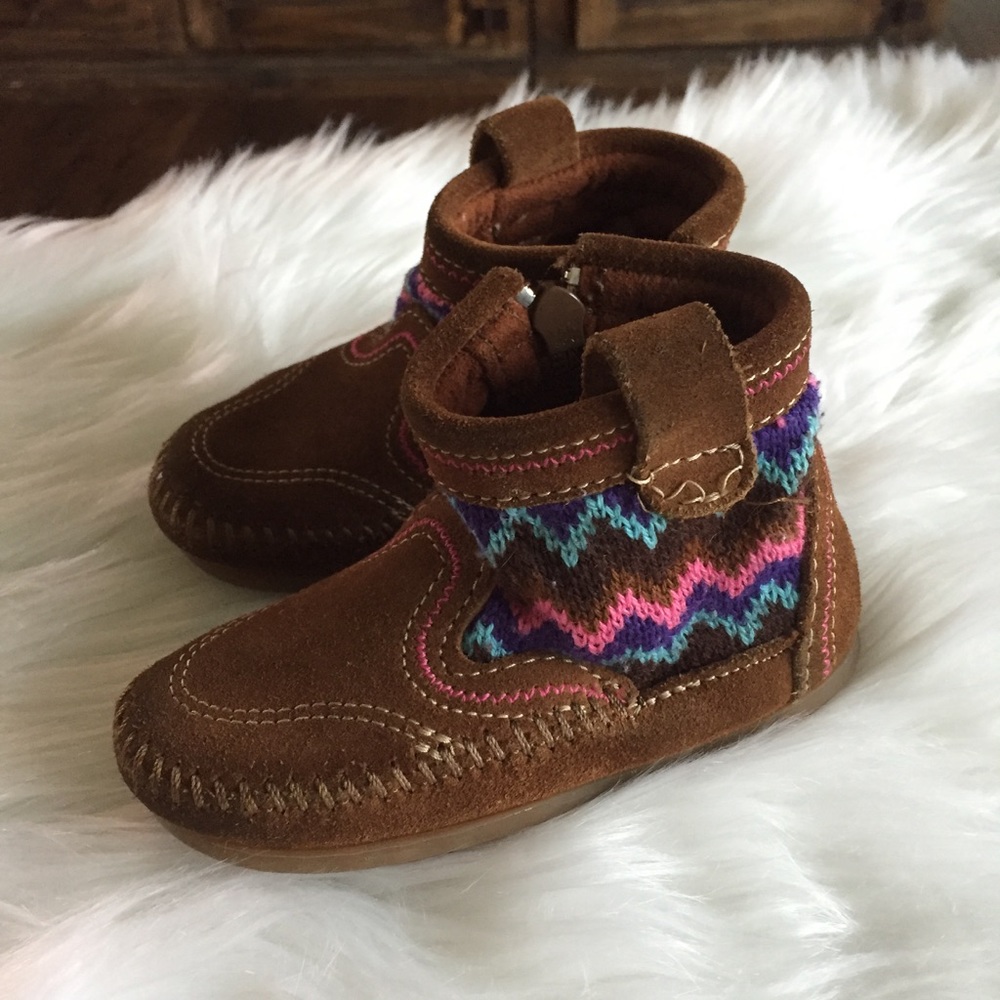 Minnetonka rubber sole booties size infant 7