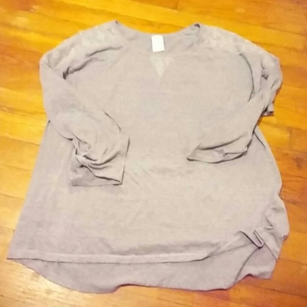 Gray tshirt