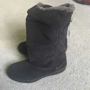 Black Nike boots