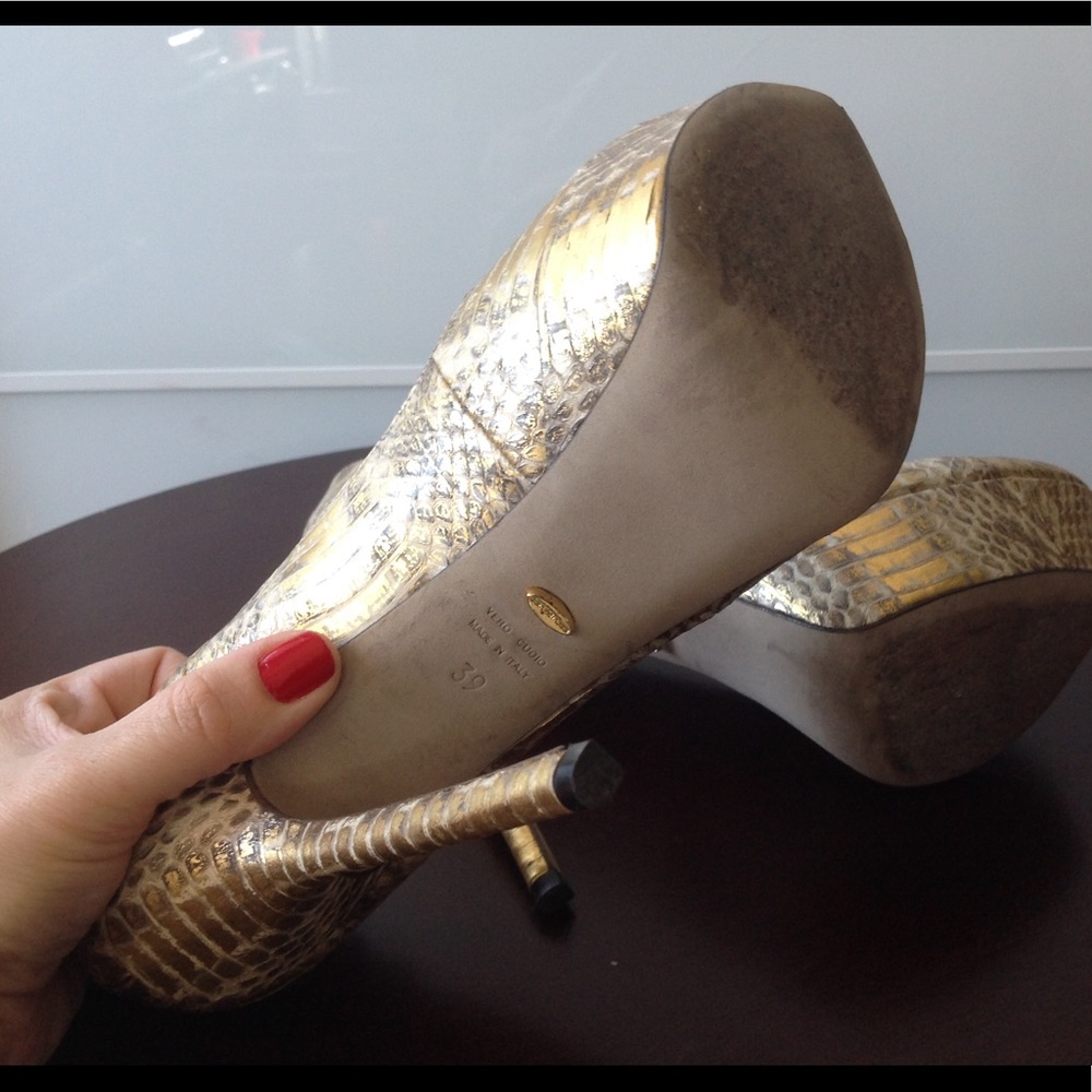 Snake skin gold metallic platforms. - Picture 7 of 7