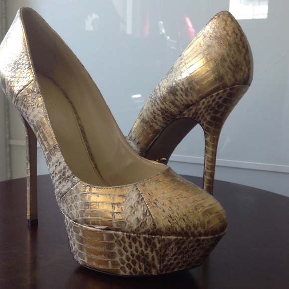 Snake skin gold metallic platforms. - Picture 2 of 7