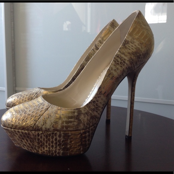 Snake skin gold metallic platforms. - Picture 3 of 7
