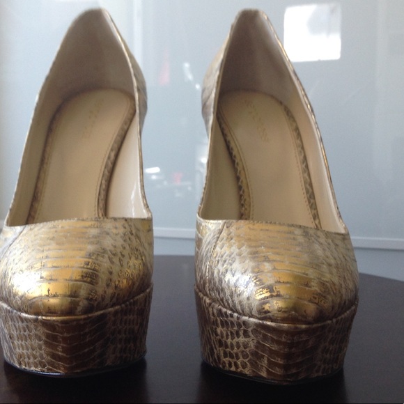 Snake skin gold metallic platforms. - Picture 4 of 7