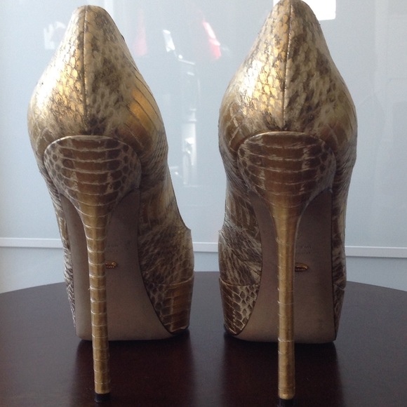 Snake skin gold metallic platforms. - Picture 6 of 7