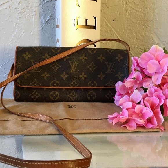 Louis Vuitton Handbags - 100% Authentic Louis Vuitton Pouchette shoulderbag