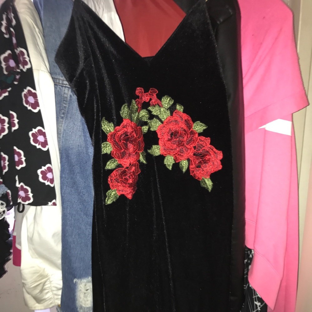 Black velvet dress with embroidered roses - Picture 3 of 3