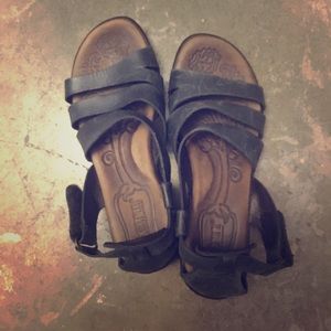 Born Small wedge blue sandals