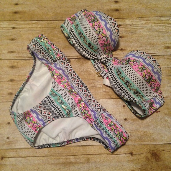 Victoria's Secret Bikini - Picture 2 of 8