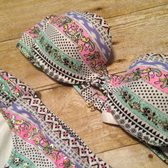 Victoria's Secret Bikini - Picture 3 of 8