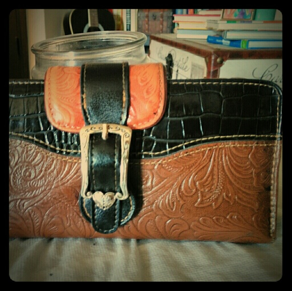Brown double stitched leather wallet - Picture 1 of 3