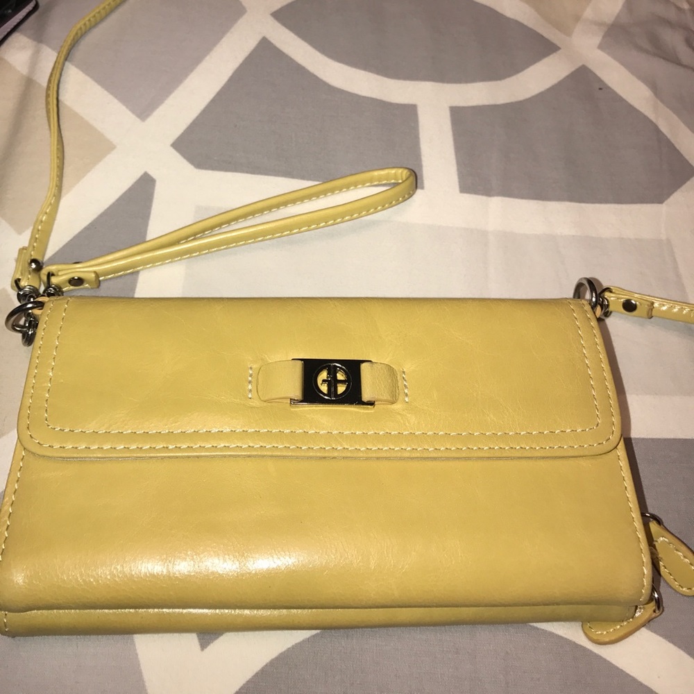 Small clutch/wristlet in great condition