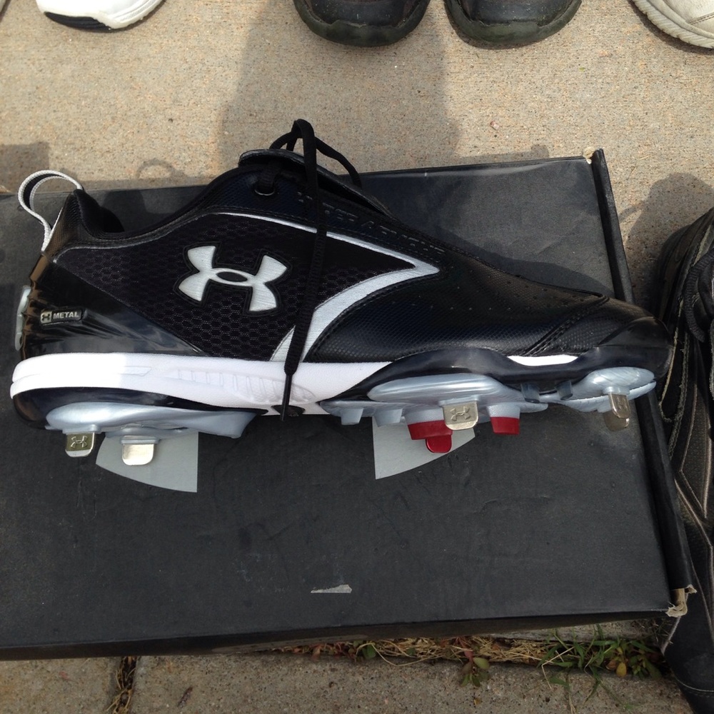 UNDER ARMOUR METAL BOMBER CLEATS
