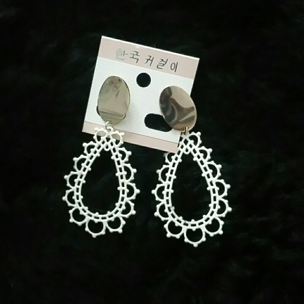 Metal embossed stamped tear drop arring