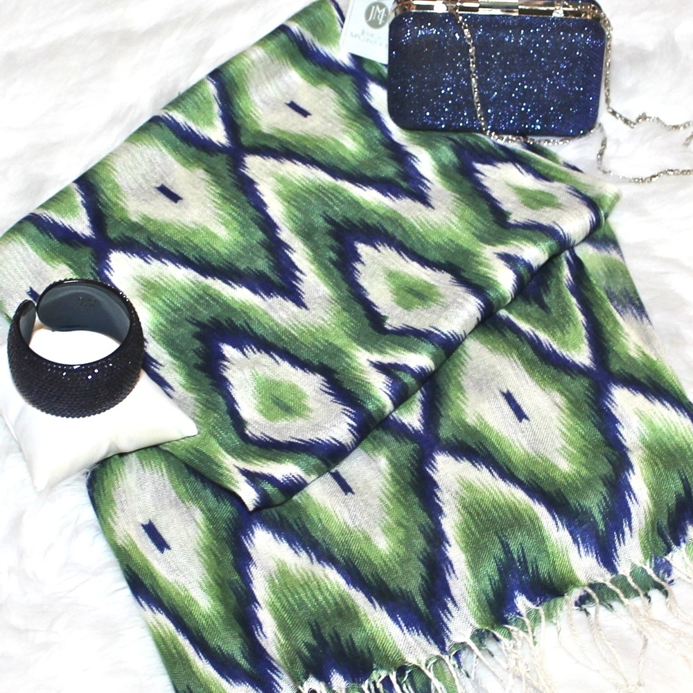CLEARANCE—NWOT Blue/Green Chevron Scarf/Sarong