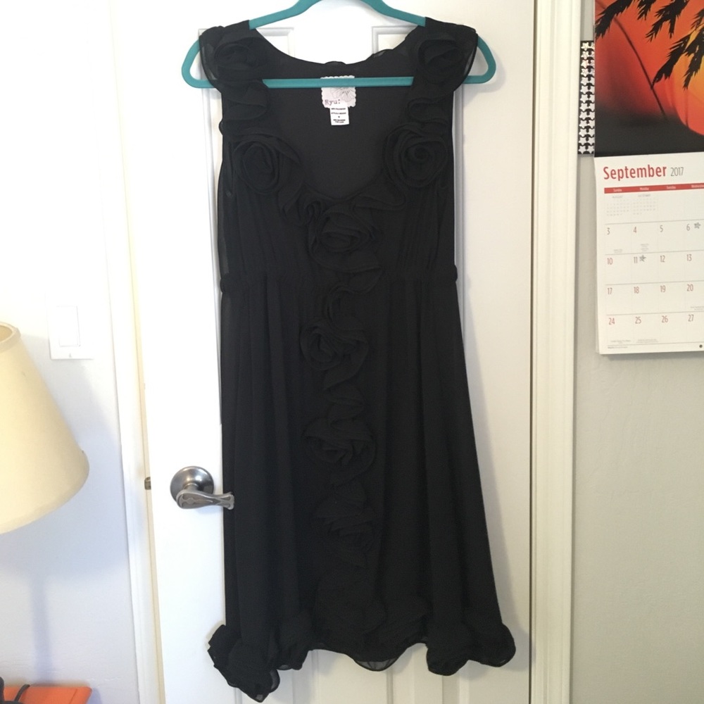 Black Cocktail Dress with Roses 🖤🌹