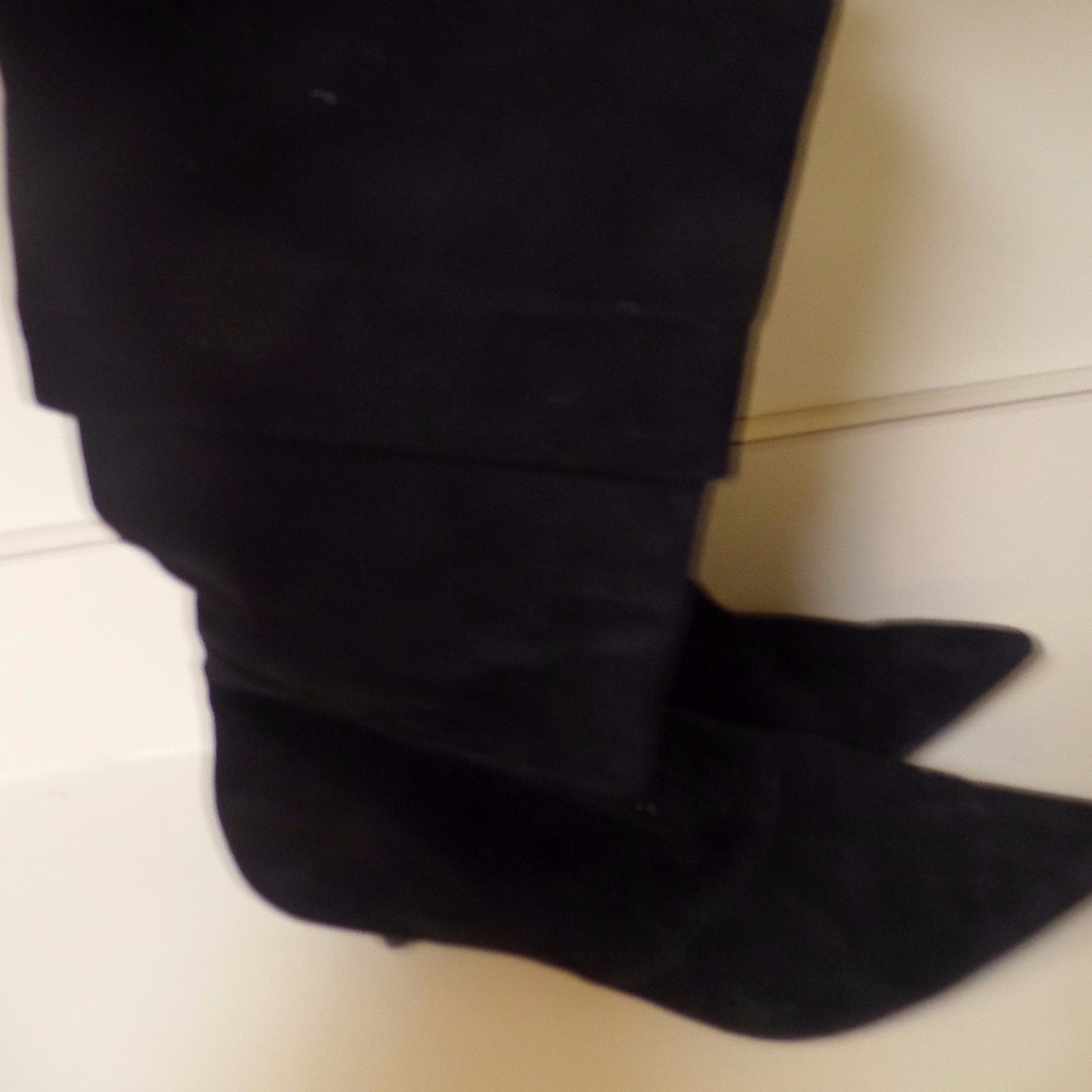 KNEE HIGH BLACK SUEDE KITTEN HEEL BOOTS