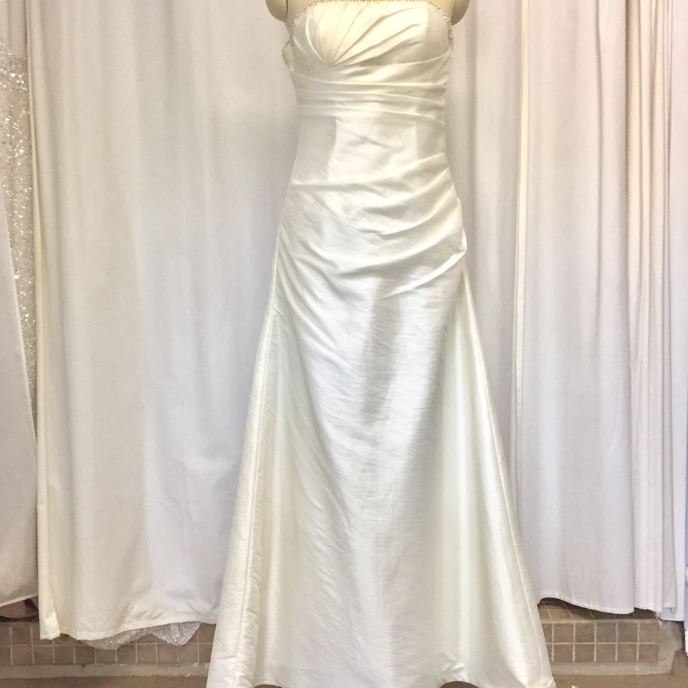 Yvory Wedding gown by Venus
