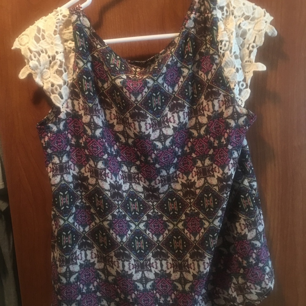 Multicolored loose fitting blouse w/ lace sleeves.
