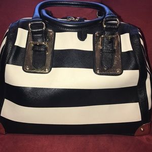 Black And White Fashionable Hand Bag