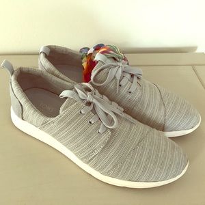 Toms sneakers